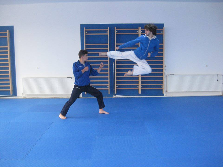 Ionuț a început încă din clasa I să meargă la karate