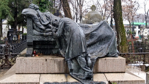 Tulburatoarea poveste din Cimitirul Bellu! S-au sinucis dupa un amor ratat din cauza parintilor! In urma lor a ramas...