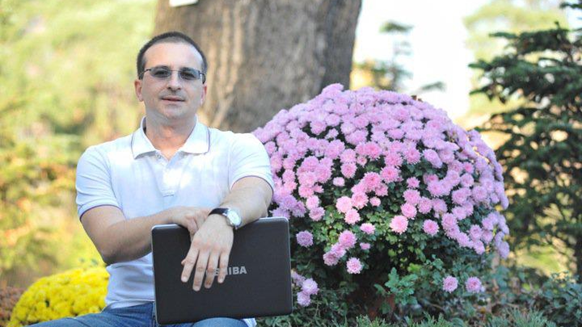 El este cel mai fresh milionar! Afla care este secretul romanului care a facut primul million de euro din flori!