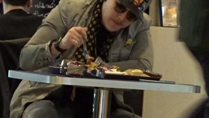 Imagini comice! What’s Up a ”tăbărât” pe o şaorma în mall!