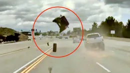 Accident șocant, filmat pe autostradă. Ai grijă când depășești astfel de mașini!