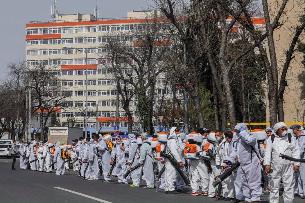 Primăria Sectorului 4 continuă și în weekend campania de dezinfecție a scărilor și aleilor de bloc, a locurilor de joacă și a spațiilor verzi