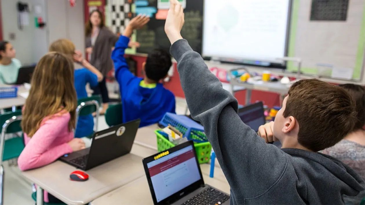 Caz rarisim în Cluj. Cum au fost pedepsiți doi elevi, după ce și-au ironizat diriginta pe grupul de WhatsApp al clasei