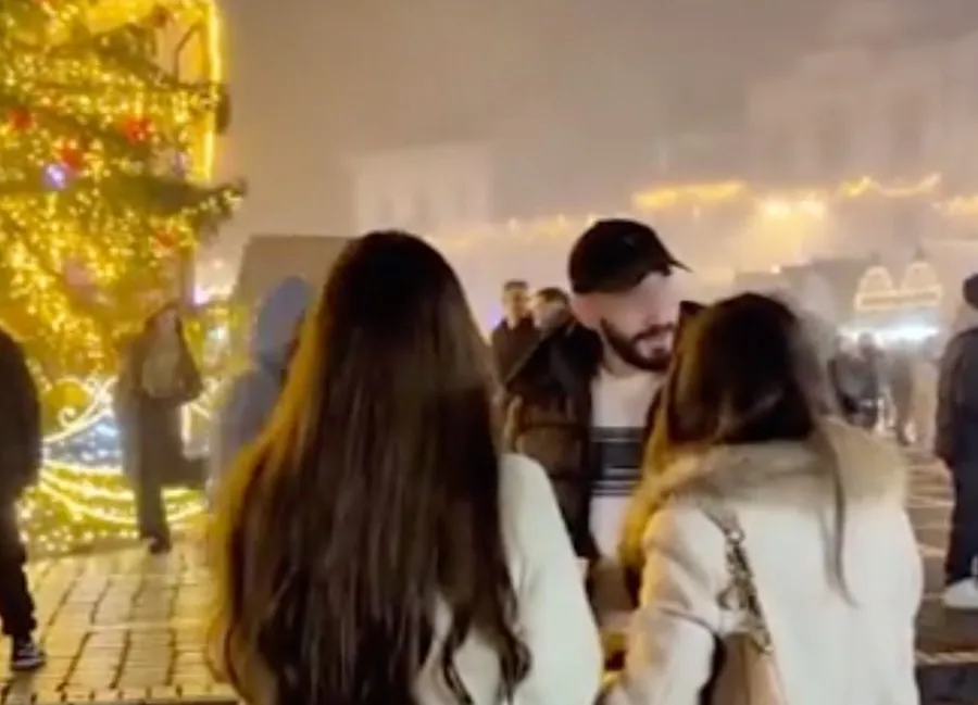 Marius Calotă, alături de 2 domnișoare