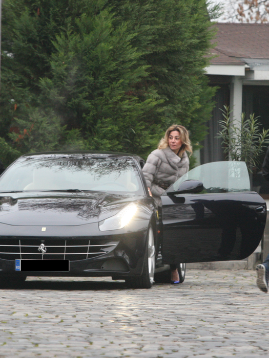 „Regina puilor“ conduce un autoturism de top, marca Ferrari