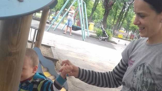 Crina a trăit pe stradă mulți ani până l-a cunoscut pe Teo, cu care a făcut un copil. A avut un sfârșit tragic