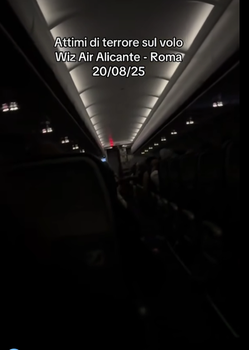 Panică la bordul unui avion Wizz Air/ Sursa foto: TikTok