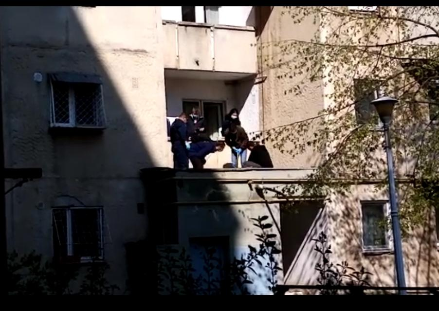 Sinucidere în Capitală. Un bătrân s-a aruncat de la etajul 8 al unui bloc