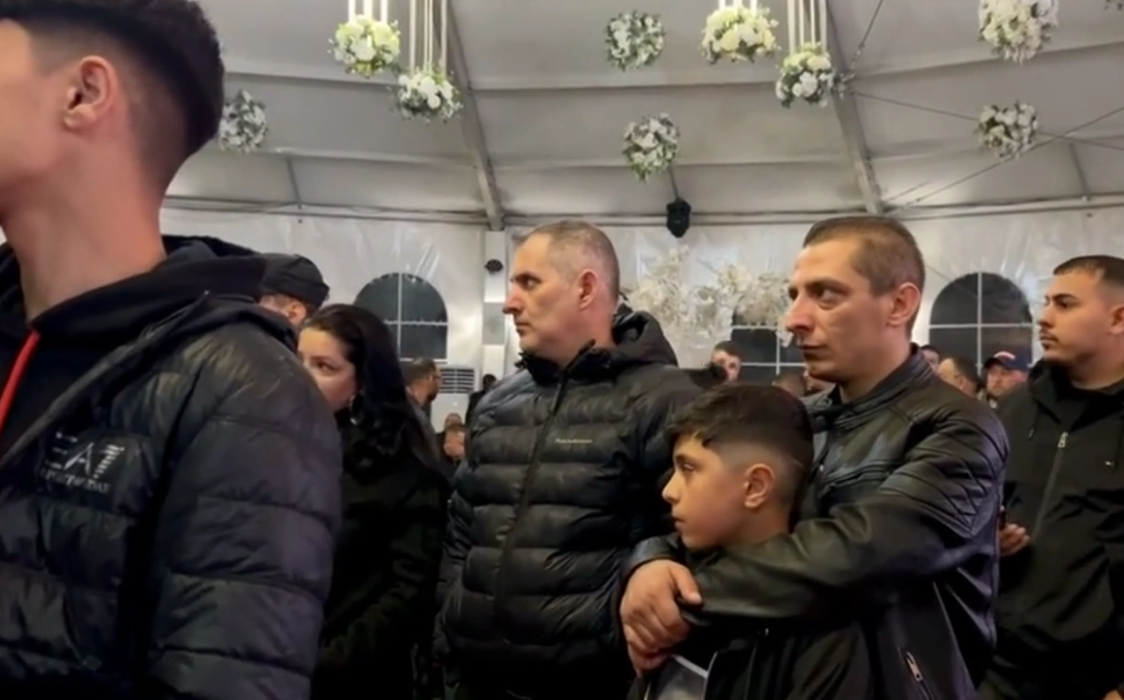 Ploaie de bani la priveghiul lui Costel Corduneanu. Tzancă Uraganu şi Narcis de la Bărbuleşti i-au cântat la căpătâi