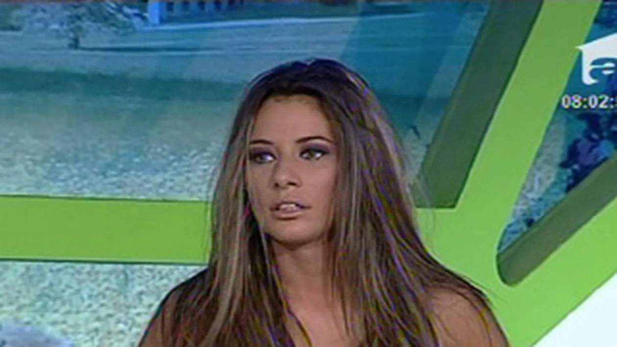 VIDEO Roxana Vancea, asa cum doar ai visat-o! A venit la emisiune imbracata intr-o camasa de noapte super sexy si decoltata!