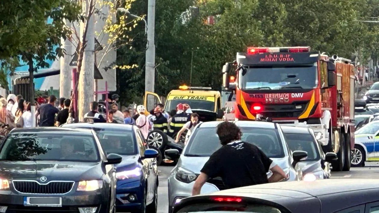 Breaking news! Accident grav în București! O mașină s-a răsturnat în cartierul Tineretului