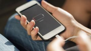 Sfârșit tragic! A murit electrocutat în timp ce se juca pe telefonul mobil. Dispozitivul se afla la încărcat