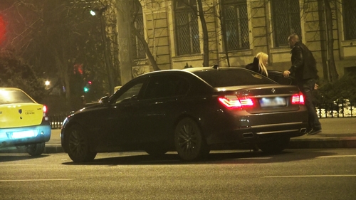 Scandal cu o Trasca un pic cam... fleasca! Si-a luat iubitul la bataie si i-a devastat masina dupa ce s-au giugiulit in club