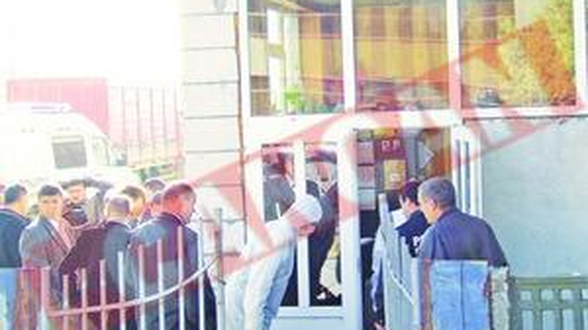 A pus-o sa sara de la balcon