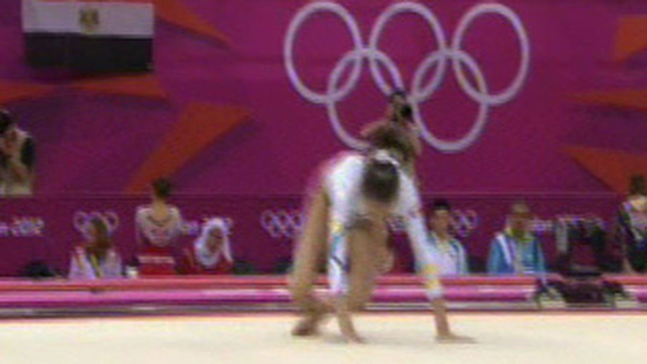 Larisa Iordache a strans din dinti si si-a inghitit durerea! Uite-o cum a evoluat la sol!