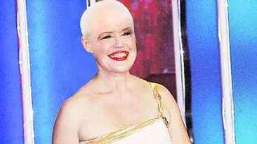 Corina Chiriac are o metoda radicala pentru regenerarea parului. Se rade pe cap!