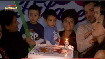 Tripleţii Nicoletei Luciu, aniversare cu zeci de copii! Vezi ce tort minunat au avut micuţii