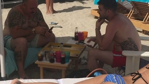 VIDEO EXCLUSIV. Nuţu Cămătaru şi-a strâns ”echipa” pe plaja milionarilor şi…