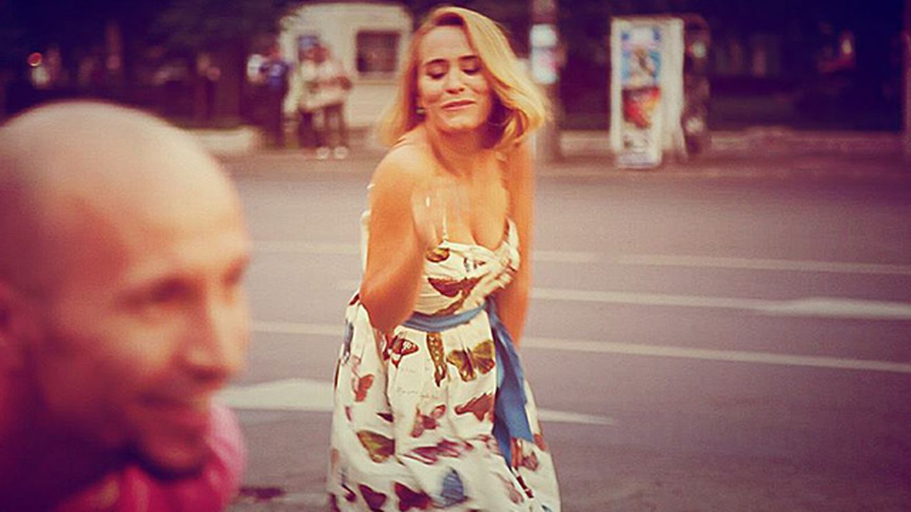 Andreea Esca, asa cum nu ai mai vazut-o niciodata! Ce a facut vedeta TV in mijlocul unei strazi din Capitala