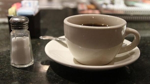 Un bărbat şi-a băut toată viaţa cafeaua cu sare. Atunci când acesta a murit, soţia lui a descoperit de ce făcea asta: "Te rog să mă ierţi! Te-am minţit o singură dată"