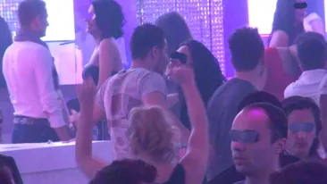 Vezi cum se distreaza in club Mario Balint, fiul temutului Sile Camataru! S-a trezit cu o domnisoara in brate, care l-a... lins!