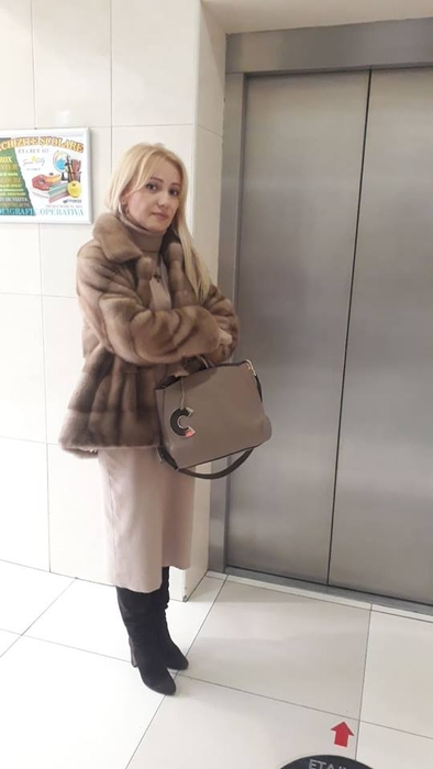 Cântăreața de muzică populară Adriana Ochișanu a căzut în gol cu liftul