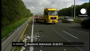 A plouat la propriu cu bani pe o autostrada din Olanda!