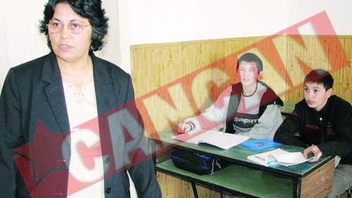 Elev batut in clasa de tatal unei colege