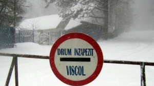 Şapte drumuri naţionale, blocate din cauza ninsorilor şi viscolului!