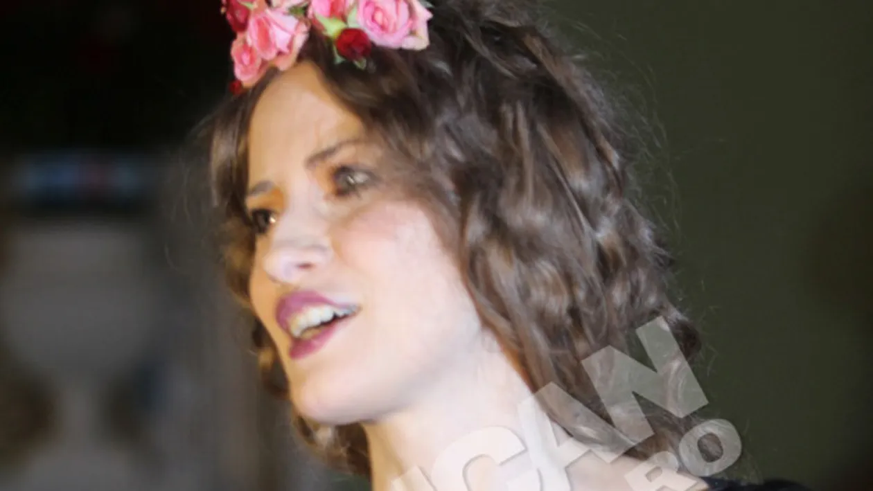 N-o să-ţi vină să crezi ce pret are rochia Iuliei Albu de la premiile Gopo! Intreaga ţinută a costat 10.000 de euro