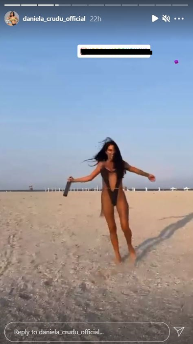 Daniela Crudu a îmbrăcat un costum de baie minuscul și a ”defilat” pe plaja din Mamaia. FOTO