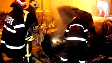 Atac mafiot într-un oraş din România! Maşina unui poliţist, incendiată în toiul nopţii 