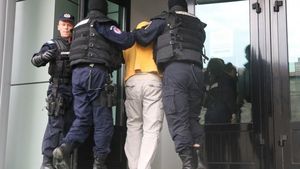 Maramureș: Bărbat cercetat după ce și-a bătut fratele, a dat foc la casă și a amenințat polițiștii