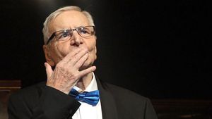 FLORIN PIERSIC, îngenunchiat de durere în foaierul Teatrului Naţional, unde a venit să-şi ia rămas bun de la maestrul RADU BELIGAN!
