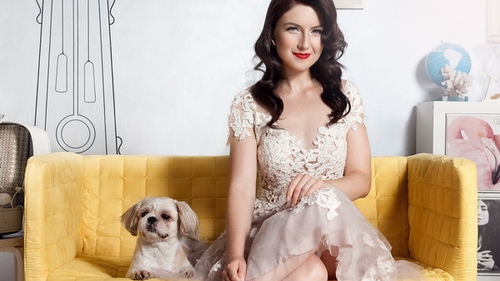 Primele imagini cu barbatul pe care Alexandra Ungureanu incearca sa-l tina cat mai ascuns. El este cel pentru care artista...