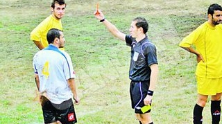 Un grup de arbitri din ligile inferioare acuza: "Promovari cu peste, bautura si bani"