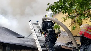 Incendiu puternic în București! O persoană cu arsuri pe 40% din corp, transportată la Spitalul Floreasca!