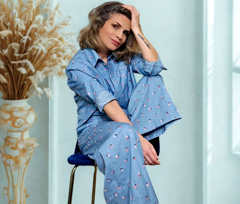 O cunoscută artistă s-a reprofilat după 20 de ani de muzică. Și-a făcut atelier de croitorie în sufragerie: “Am zis să încerc!” | EXCLUSIV