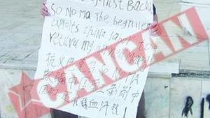 Un chinez protesteaza In centrul Bacaului