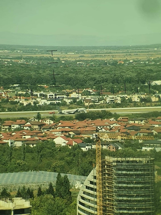 Un avion cu 84 de pasageri, la un pas de catastrofă pe Aeroportul Băneasa! A aterizat pe o aripă | VIDEO
