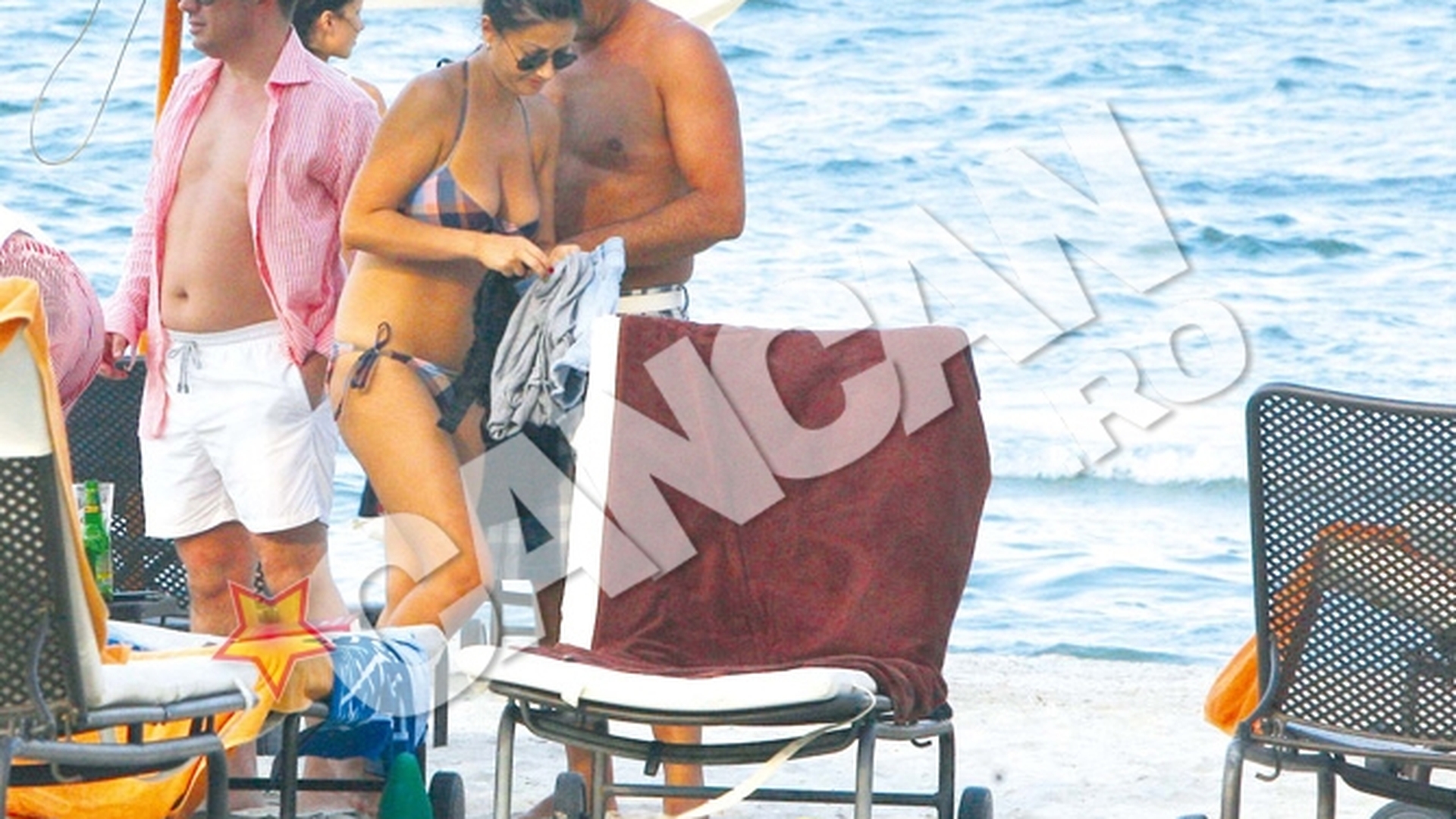 S-au ascuns, dar paparazzi au prins o bucata buna din decolteul Gabrielei, aproape iesind din prosop! Atentie, nu poarta nimic pe sub prosop!