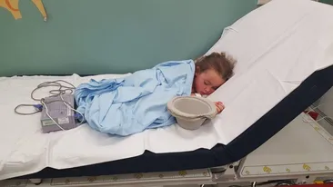 O fetiță de șase ani, hărțuită de colegi, a ajuns în spital. Mesajul sfâșietor al mamei: „Refuză să mai mănânce și adoarme plângând”