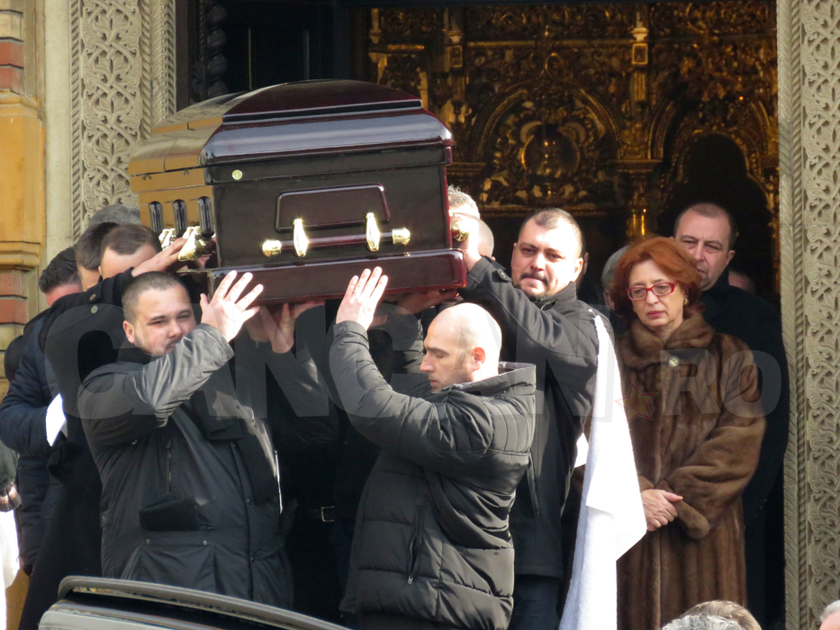 Familia extinsa l-a condus pe ultimul drum!  Miliardarul DAN ADAMESCU, inmormantat fara lacrimi!