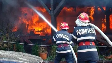 Un bătrân din Dâmbovița și-a incendiat locuința în timp ce familia se afla înăuntru