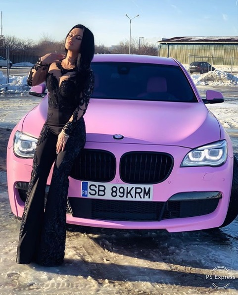 Carmen de la Sălciua are un super-bolid de lux, dar habar n-are să parcheze! Cum a fost surprinsă cântăreața