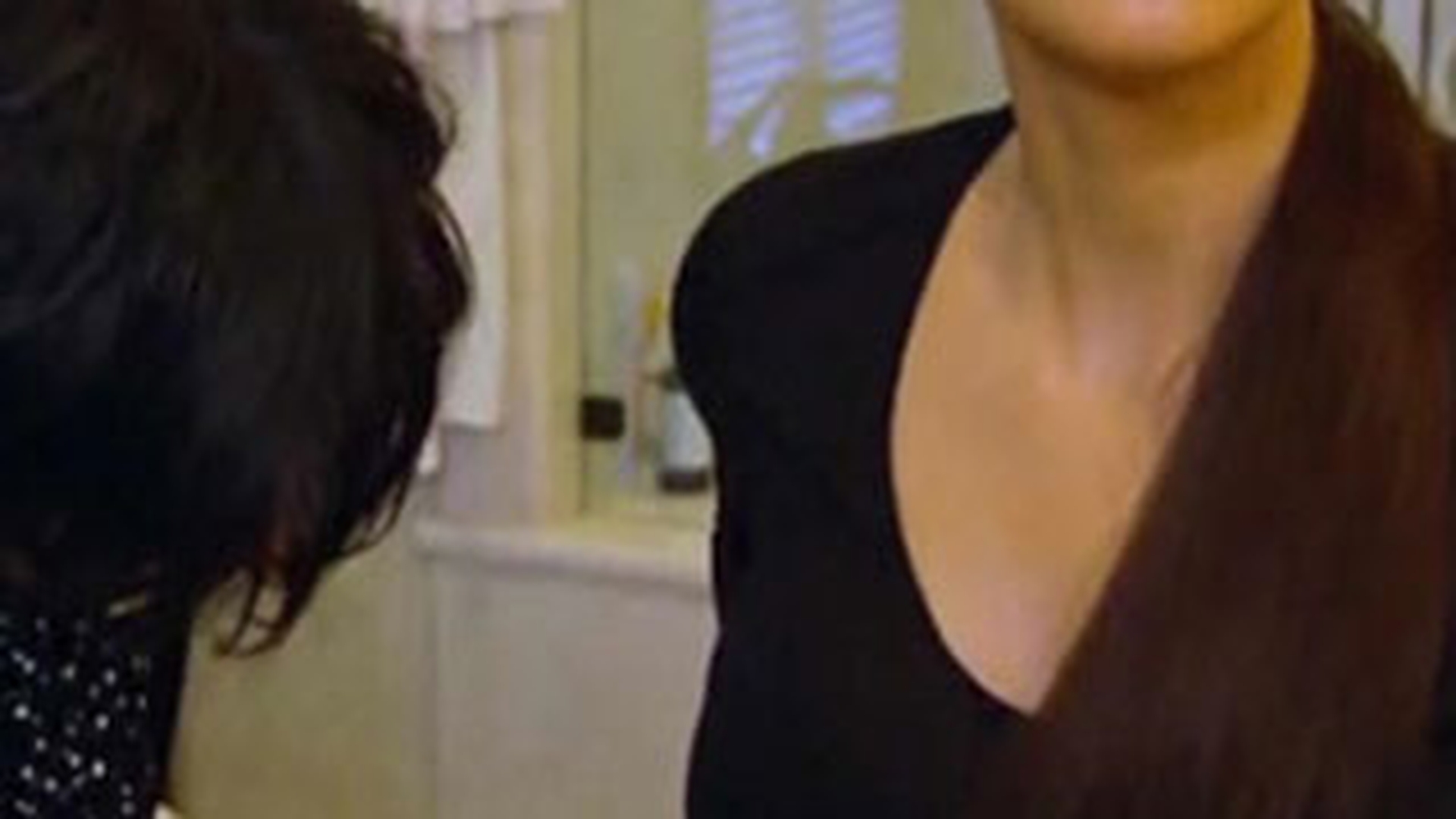 O lasa pe mama ei sa-i faca injectii in burta fara pregatire medicala - vezi ce indura Kim pentru perpetuarea clanului Kardashian!
