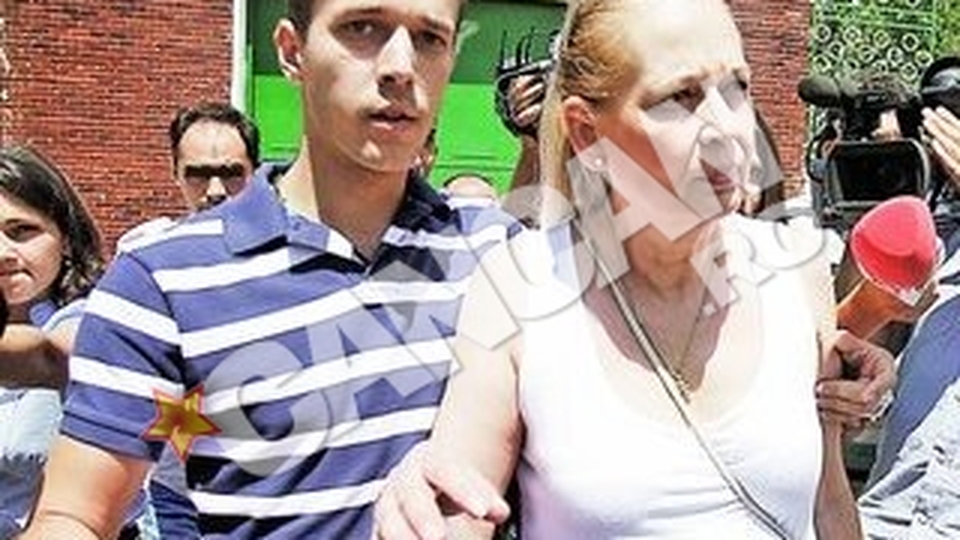 Adrian Nastase, vizitat de sotie si fiu la Penitenciarul Rahova. Danei Nastase i s-a facut rau cand a iesit din puscarie