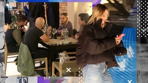 Cum a trecut Alexandra Stan peste divorț. Am filmat-o pe cântăreață alături de prieteni! E veselie pe chipul ei