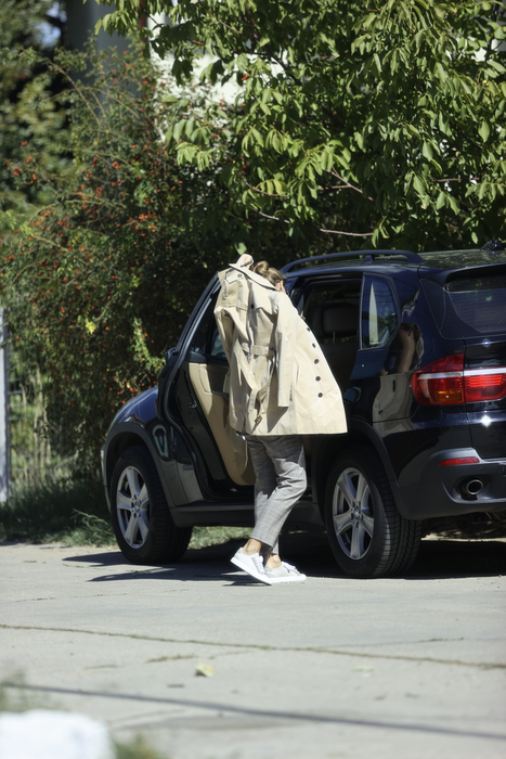 Iulia Vântur își ia o hăinuță de pe bancheta din spate, pentru că afară e puțin frig (Foto: CANCAN.RO)