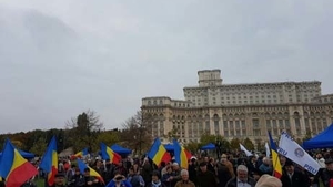 Miting impresionant în Capitală pentru România unită. Artişti celebri îi scot pe români la petrecere